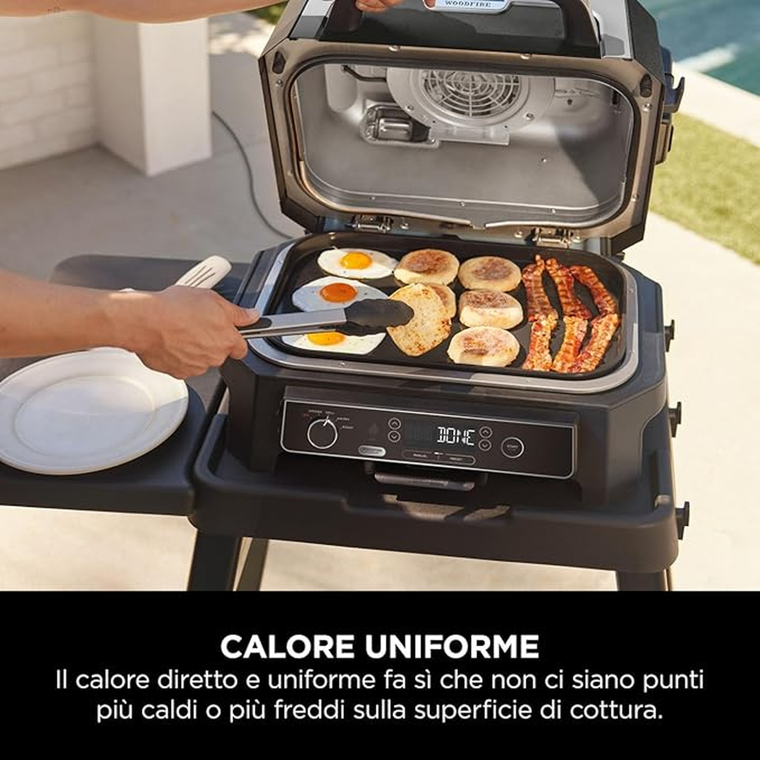 Una griglia con cibo in cottura, pancetta, uova e pancake.