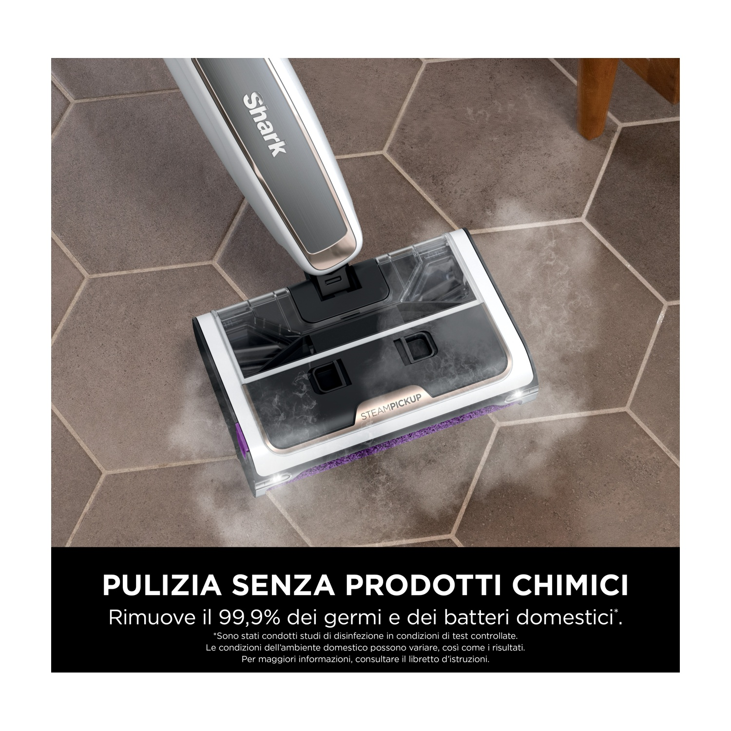 Primo piano di un mocio che pulisce un pavimento. Rimuove il 99,9% dei germi. Il pavimento è piastrellato.