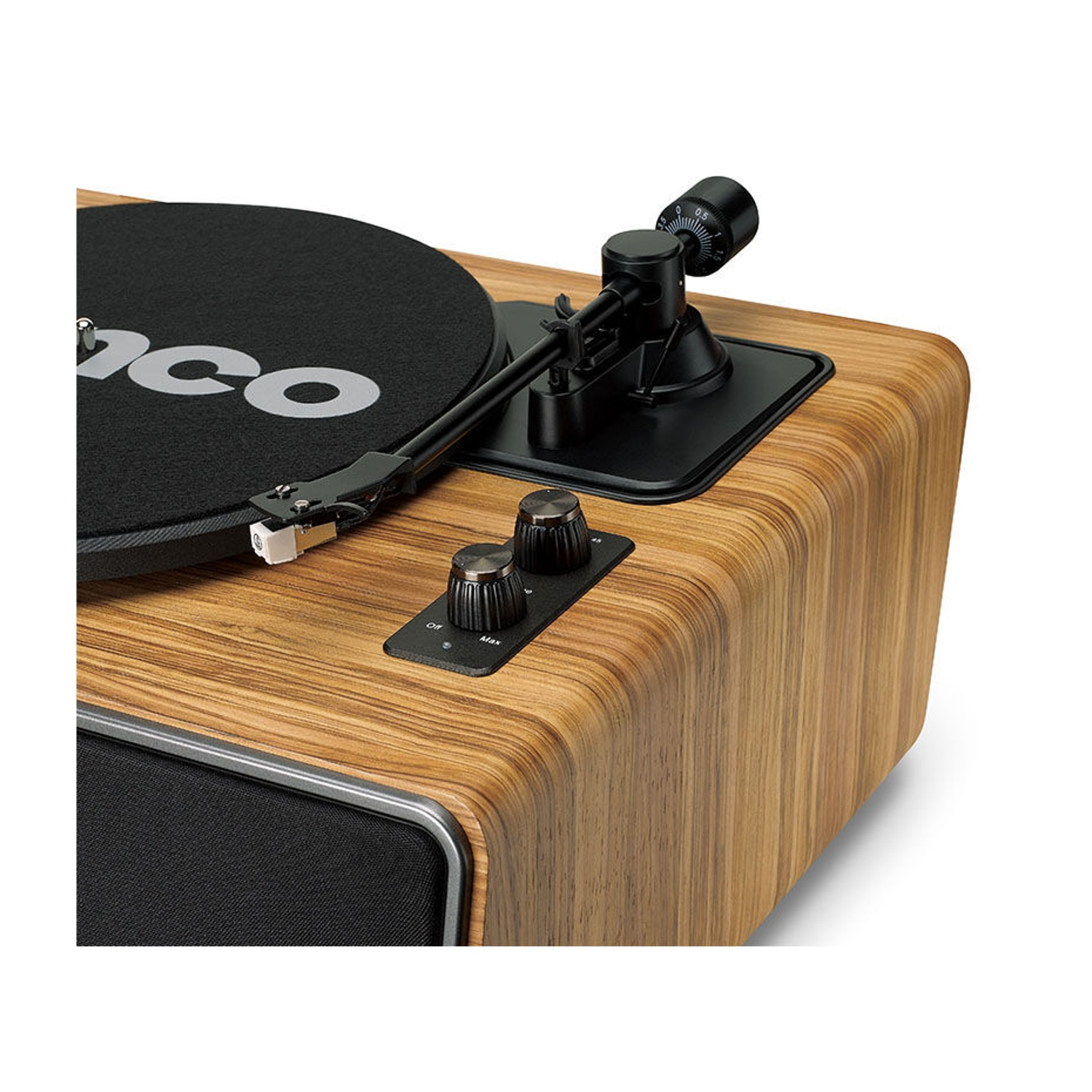 Un primo piano di un giradischi in legno con manopole di controllo e un disco nero.