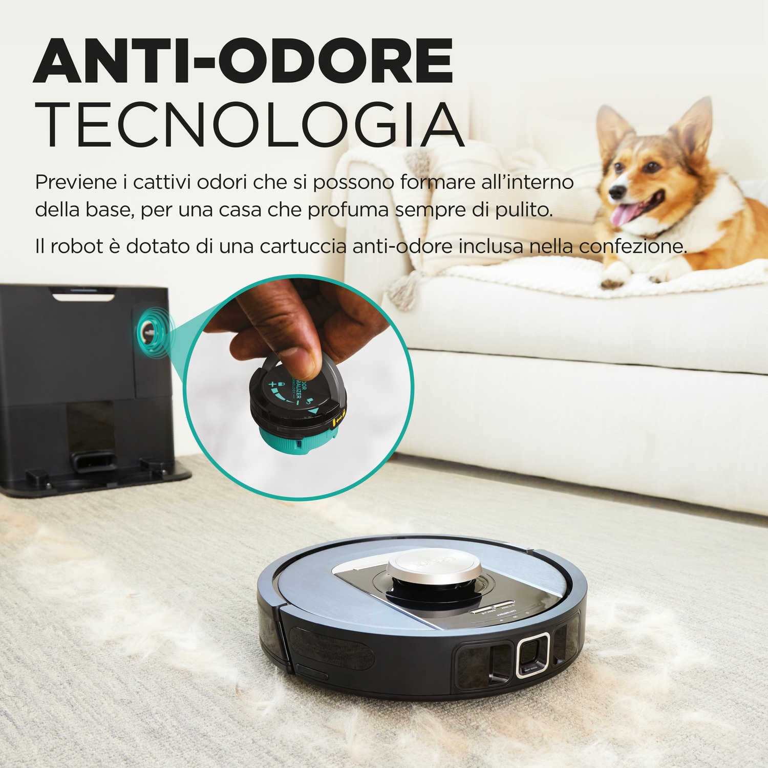 Un aspirapolvere robot e una mano con una cartuccia. Un cane è sullo sfondo.