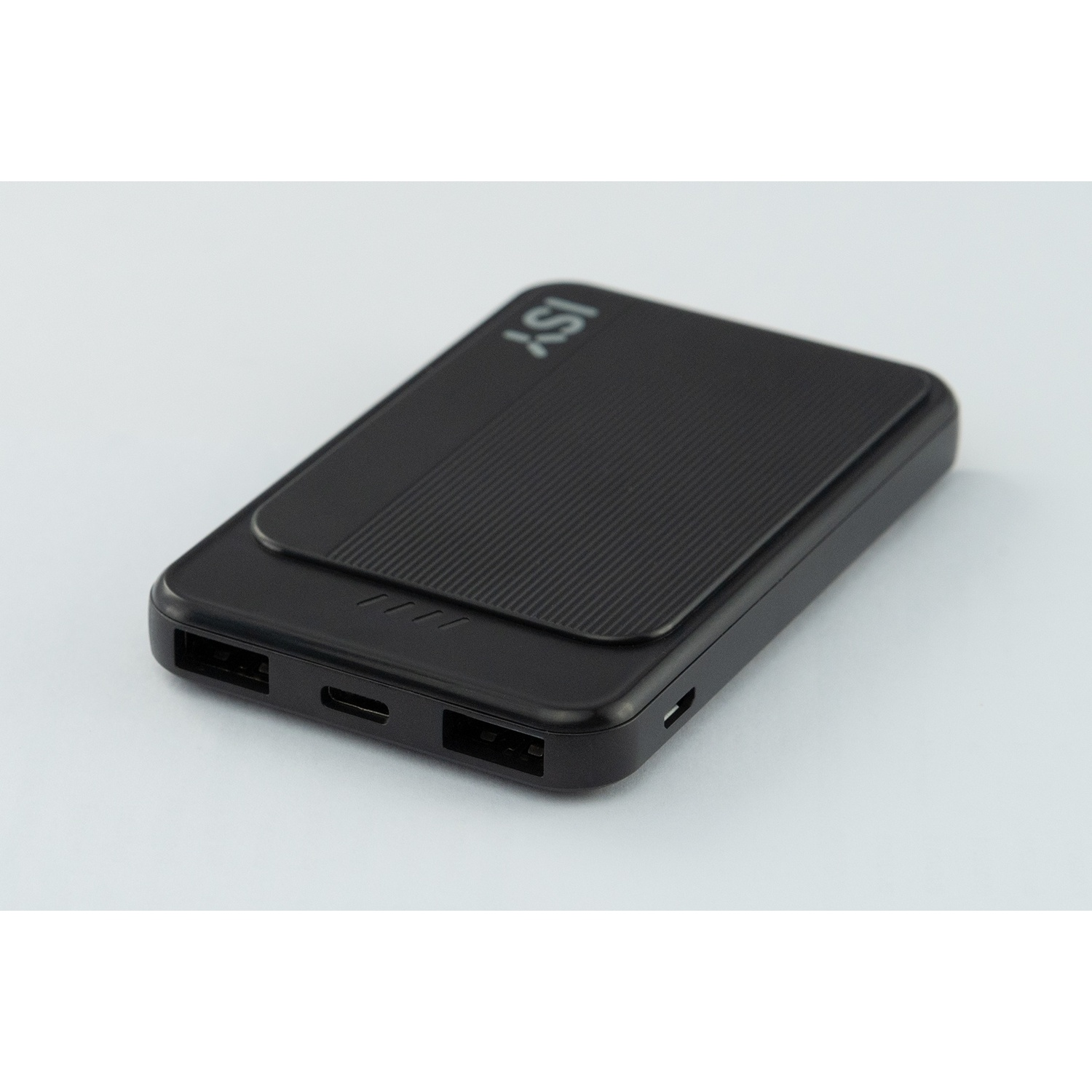 Un power bank nero con 2 porte USB e una porta USB-C.
