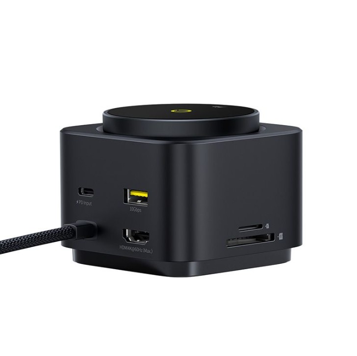 Siyah bağlantı istasyonu, bağlantı noktalarıyla. Üstte bir daire var. USB, HDMI ve diğer bağlantı noktaları. Siyah kablo takılı.