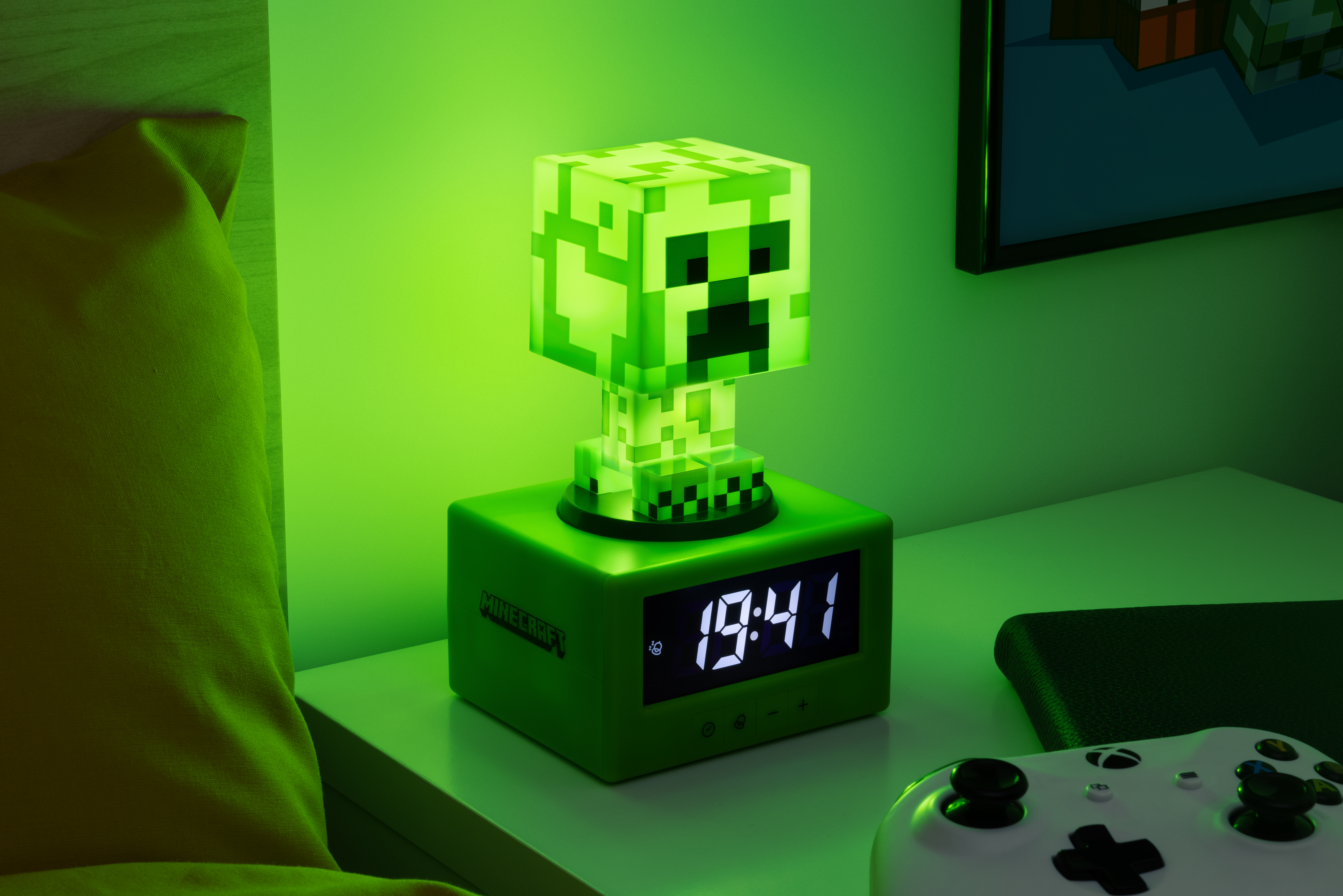 Grüner Minecraft Creeper Wecker, der die Uhrzeit auf einem Tisch anzeigt.