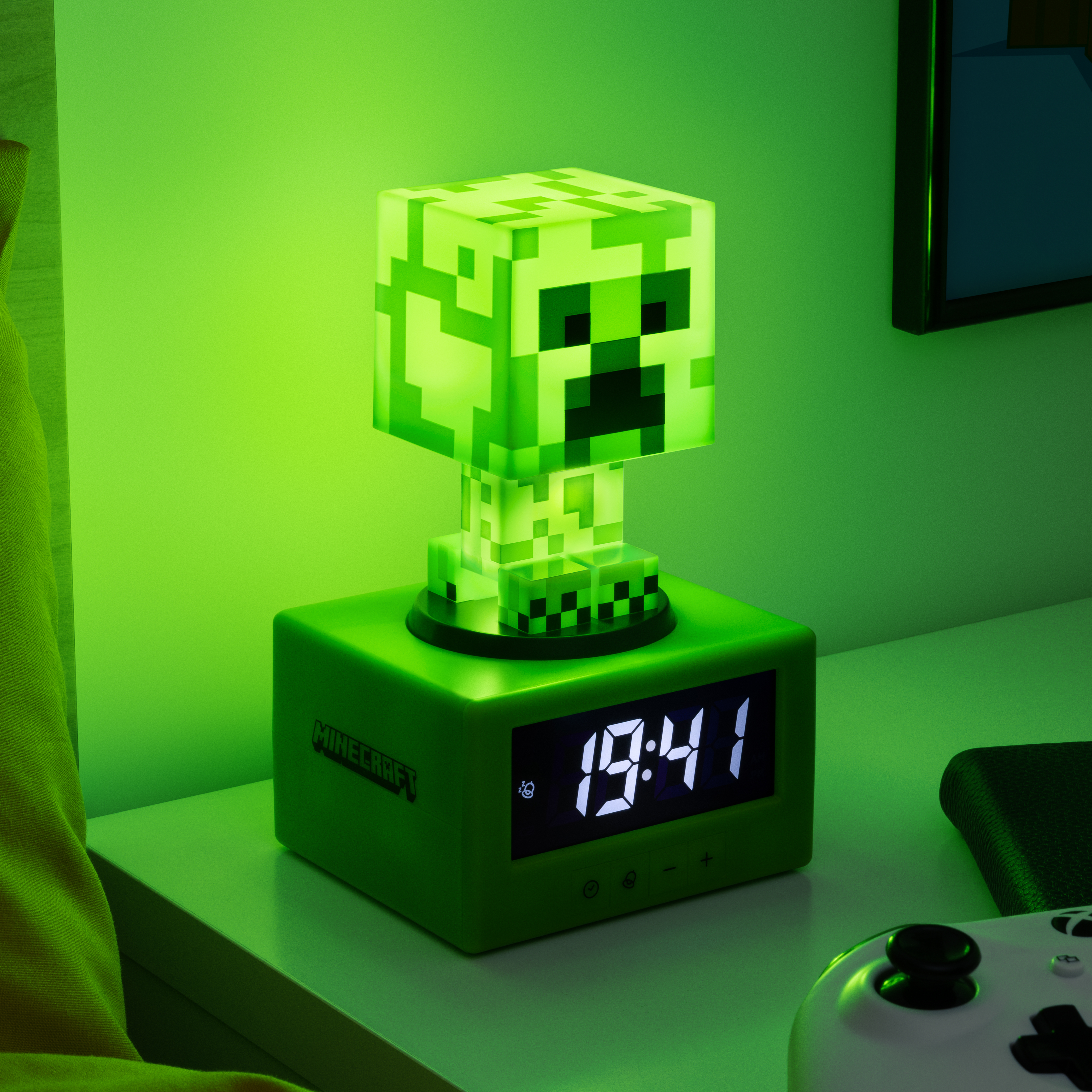 Ein grüner Minecraft-Wecker im Creeper-Design. Er zeigt die Uhrzeit 19:41 an.