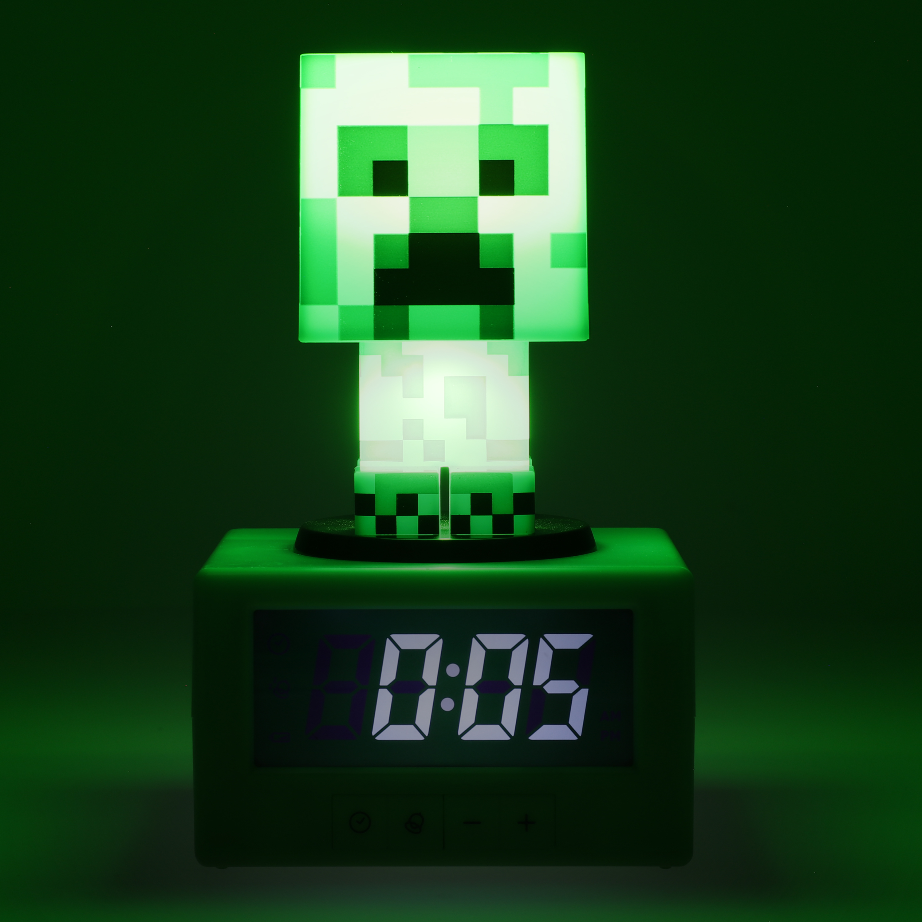 Ein Minecraft Creeper Wecker zeigt 0:05 an. Er ist grün und würfelförmig.