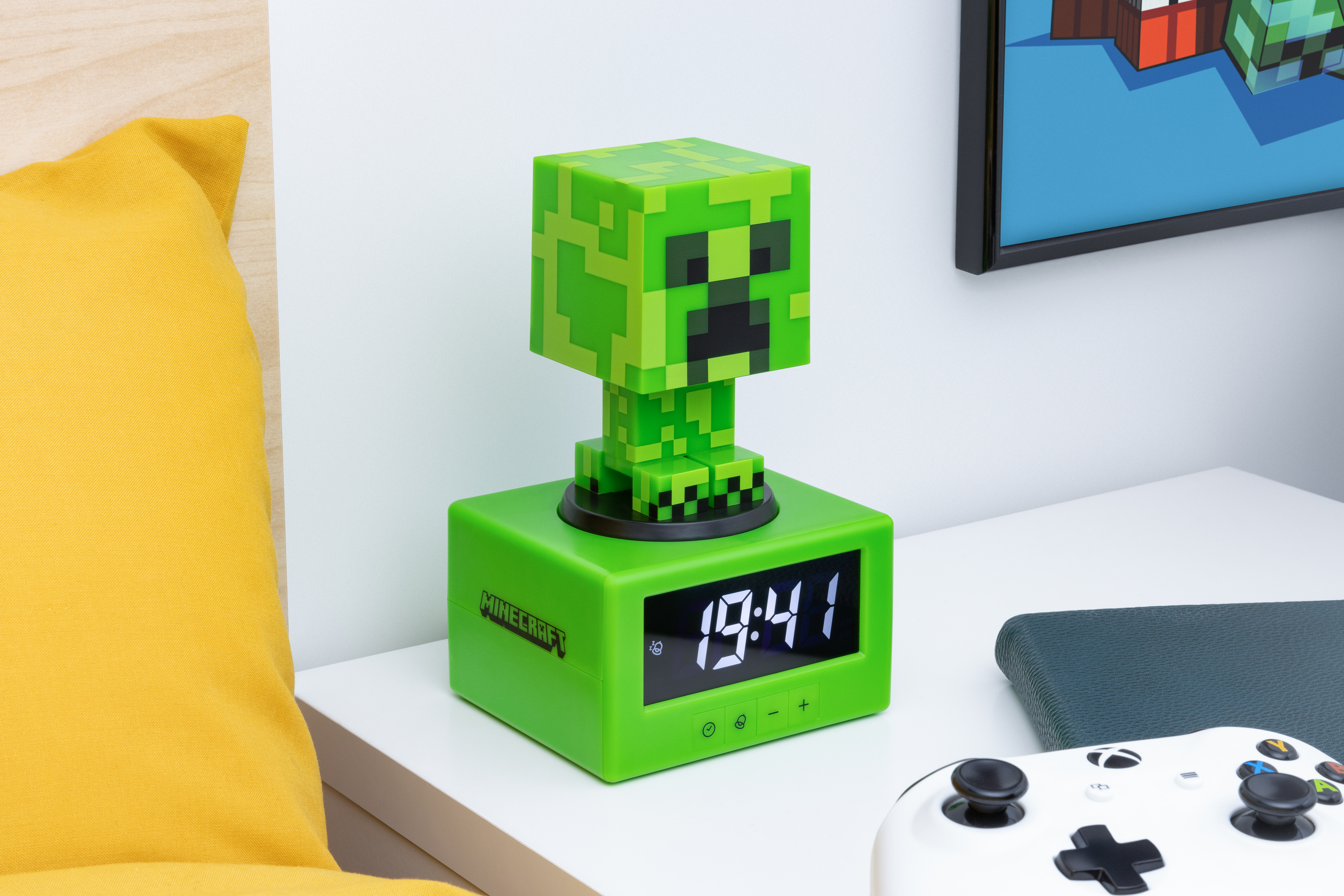 Creeper Wecker auf einem weißen Tisch. Zeigt 19:41, ein gelbes Kissen und ein Controller im Bild.