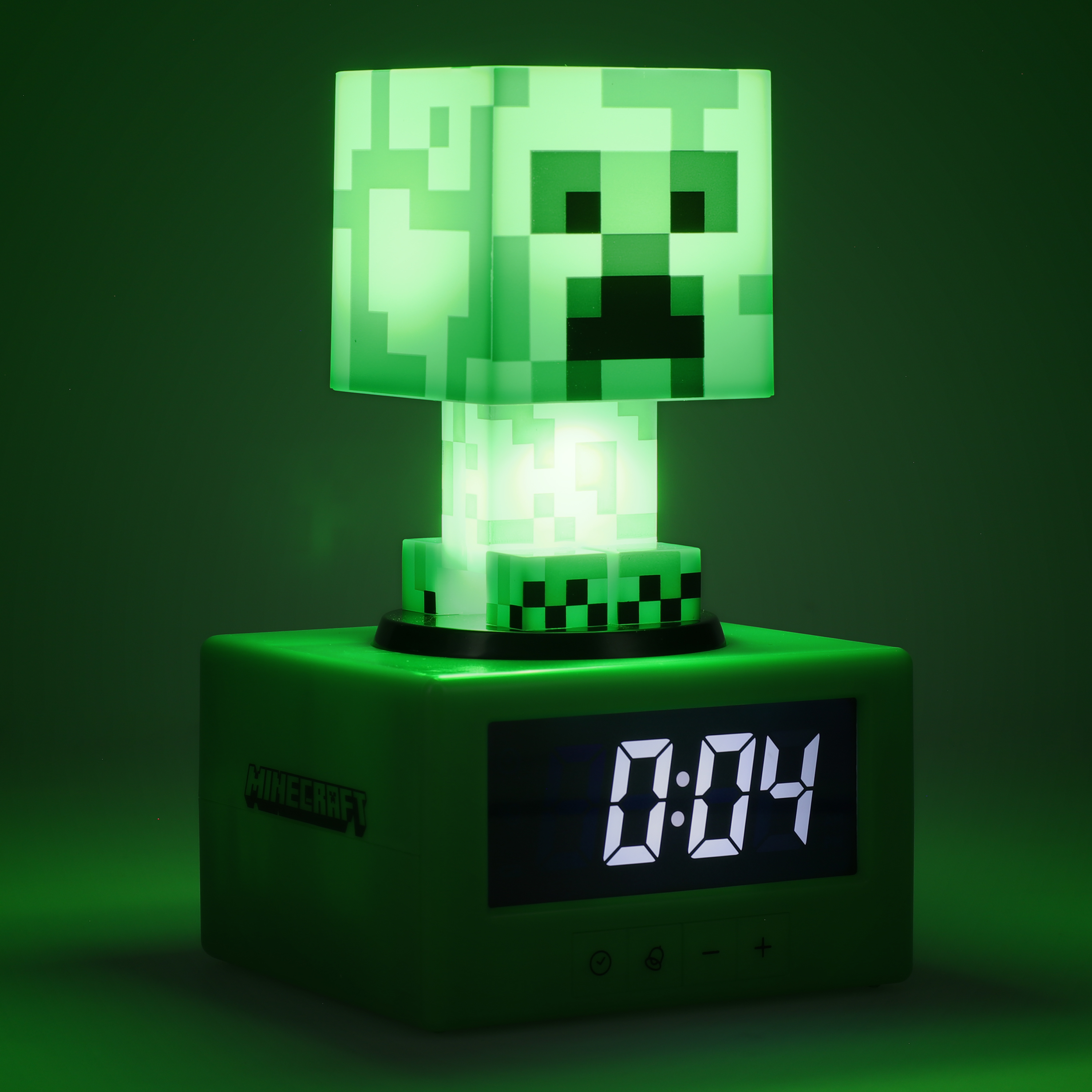 Grüner Minecraft Creeper Wecker mit digitaler Anzeige.