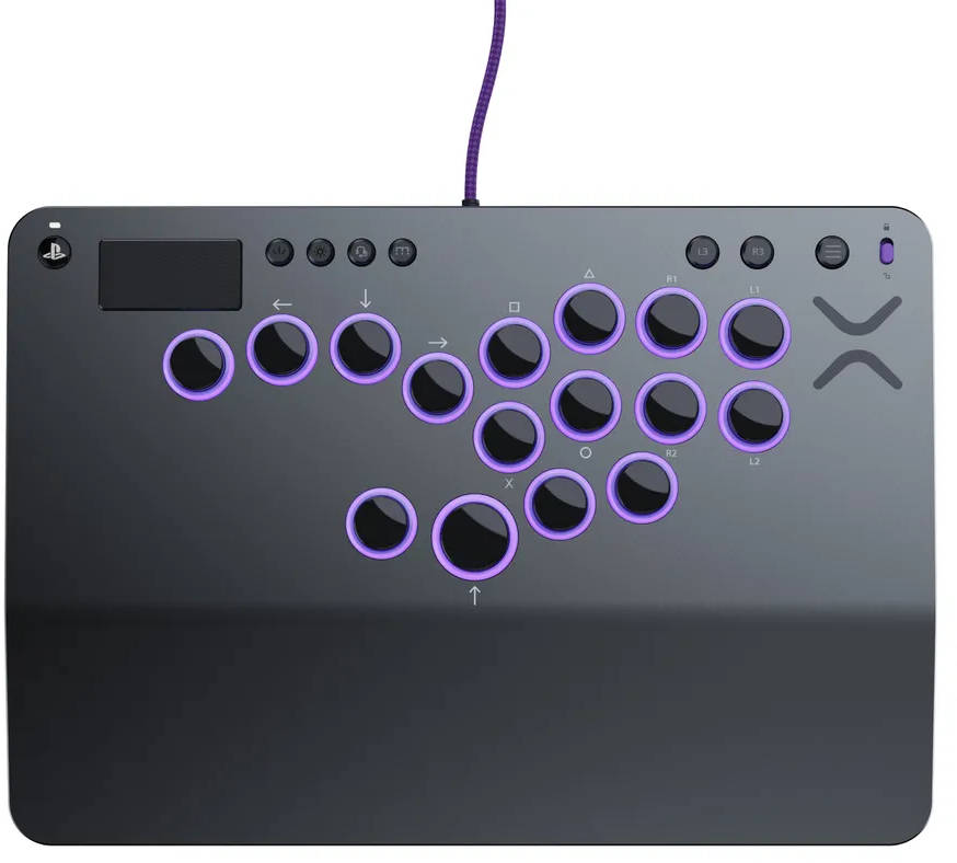Schwarzer Gaming-Controller mit lila Knöpfen und einem lila Kabel. Die Knöpfe sind kreisförmig.