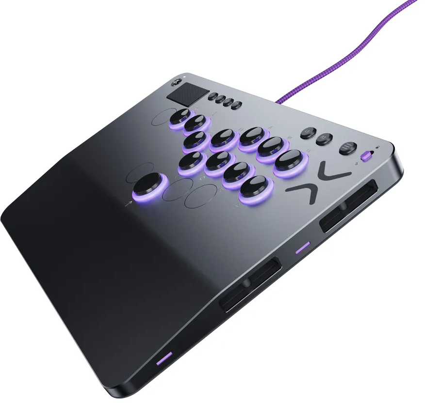 Schwarzer Gamecontroller mit Knöpfen und einem lila Kabel. Silberne Akzente und lila Lichter.