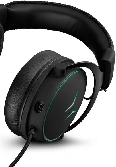 Ein schwarzes Gaming-Headset mit grüner Akzentbeleuchtung und einem Spiralkabel wird gezeigt.