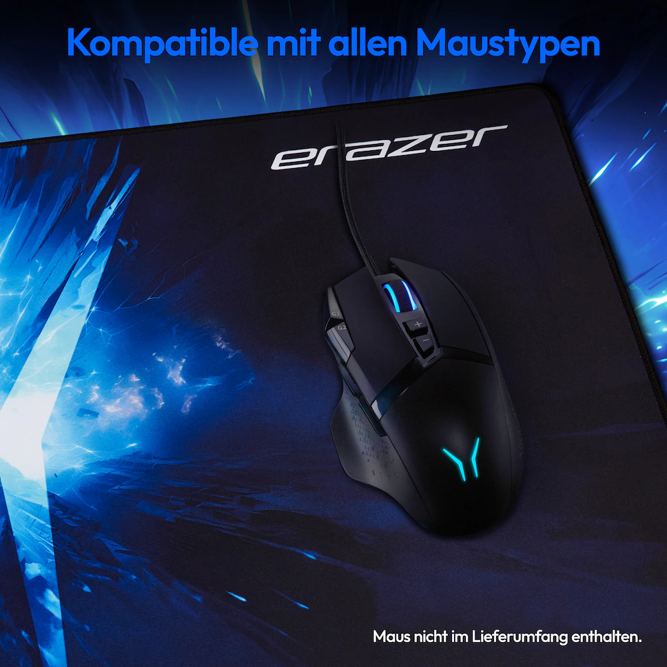 Souris noire sur tapis de souris bleu avec design gaming, affichant un logo blanc.