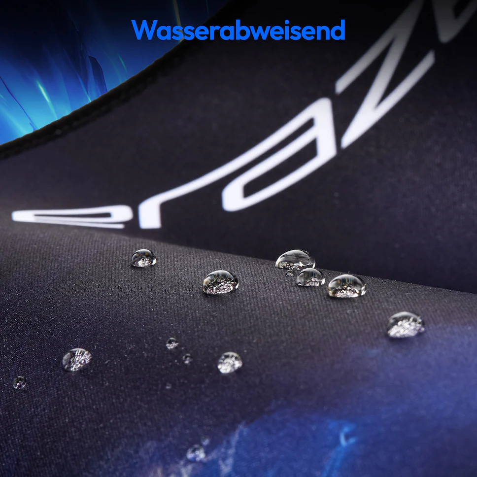 Gros plan de gouttes d'eau sur un tapis de souris, avec le texte 'Wasserabweisend'.