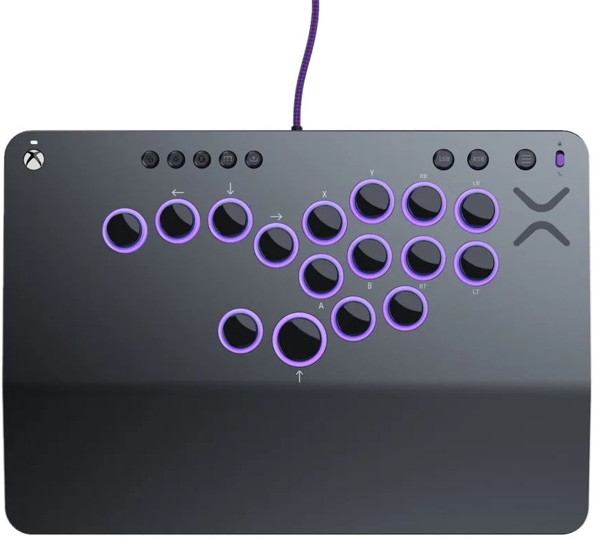 Ein schwarzer Gaming-Controller. Es hat lila Knöpfe und ein lila Kabel.