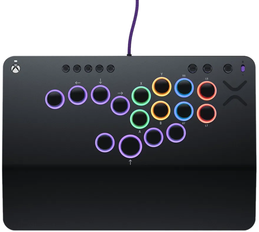 Schwarzer Gamecontroller mit Knöpfen und einem lila Kabel. Die Knöpfe haben verschiedene Farben.
