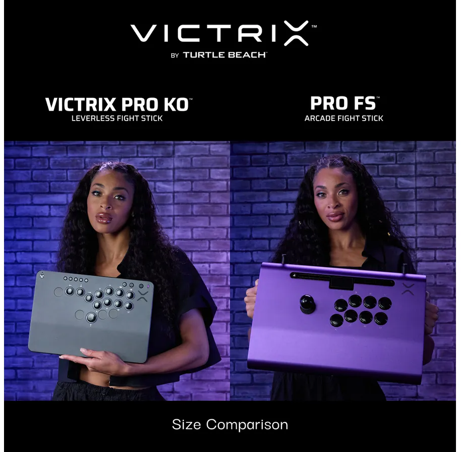 Zwei Frauen halten schwarze Gamecontroller.