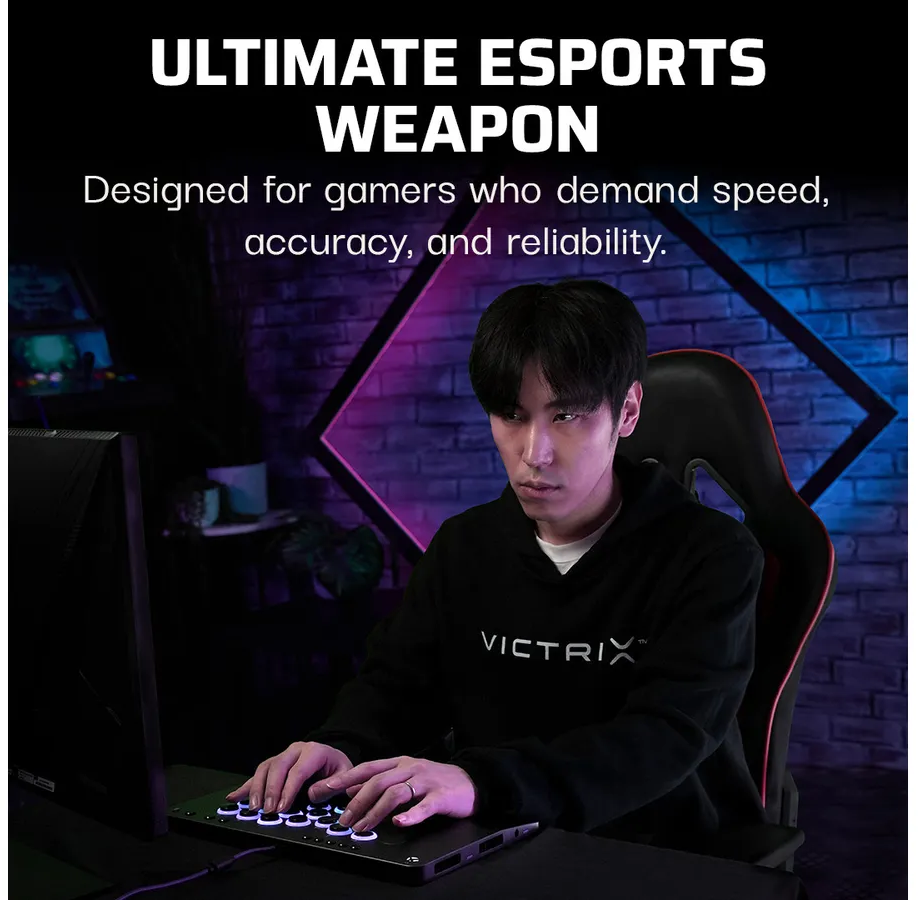 Gamer, der auf einer Tastatur mit beleuchteten Tasten tippt.