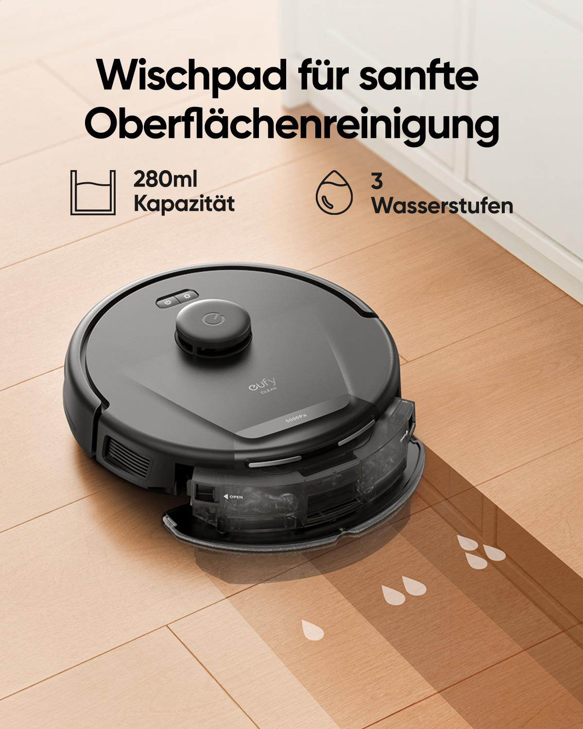 Schwarzer Eufy-Roboter-Staubsauger auf Holzboden mit Wassertropfen. Text: 'Wischpad für sanfte Oberflächenreinigung'.