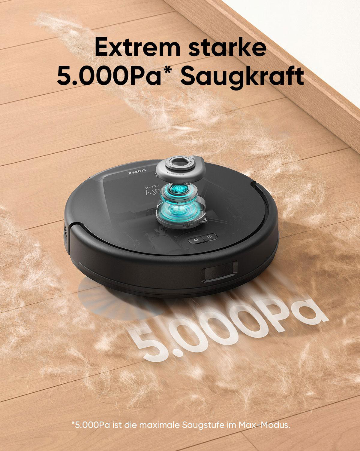 Schwarzer Roboter-Staubsauger auf Holzboden, reinigt einen staubigen Bereich. Text: 5.000Pa Saugkraft.