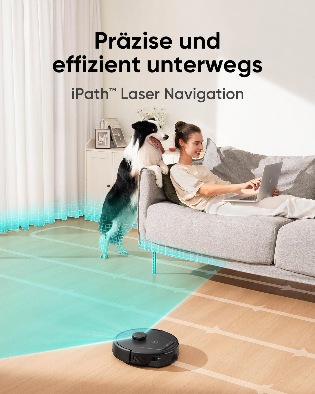 Eine Frau arbeitet am Laptop, während ein Hund zusieht. Ein Roboter-Staubsauger reinigt den Boden. Die Szene ist in Innenräumen mit Text.