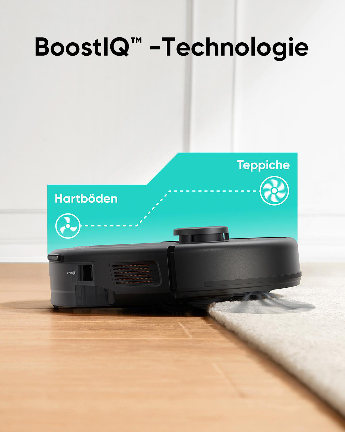 Schwarzer Roboter-Staubsauger auf Holzboden und Teppich. Text zeigt 'BoostIQ Technology' und 'Hartböden' und 'Teppiche'.