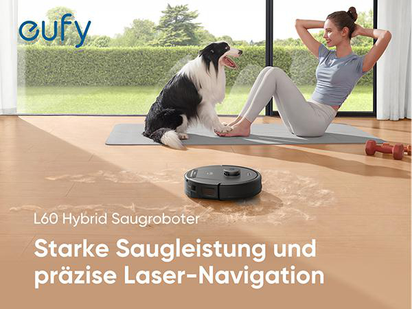 Frau trainiert, Hund und Roboter-Staubsauger auf Holzboden. Im Hintergrund Fenster mit Grün.