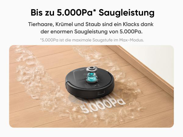 Ein schwarzer Roboter-Staubsauger auf Holzboden reinigt Tierhaare. Der Text auf dem Boden lautet '5.000Pa'.