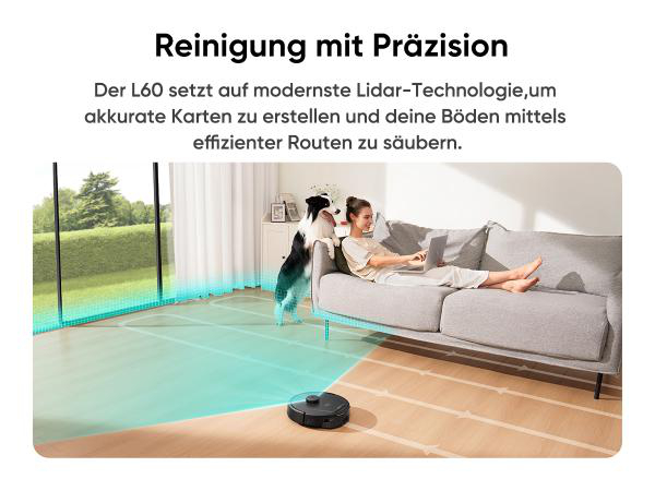 Frau auf Sofa mit Laptop, Hund und Roboterstaubsauger. Grundriss sichtbar. Text: Reinigung mit Präzision.
