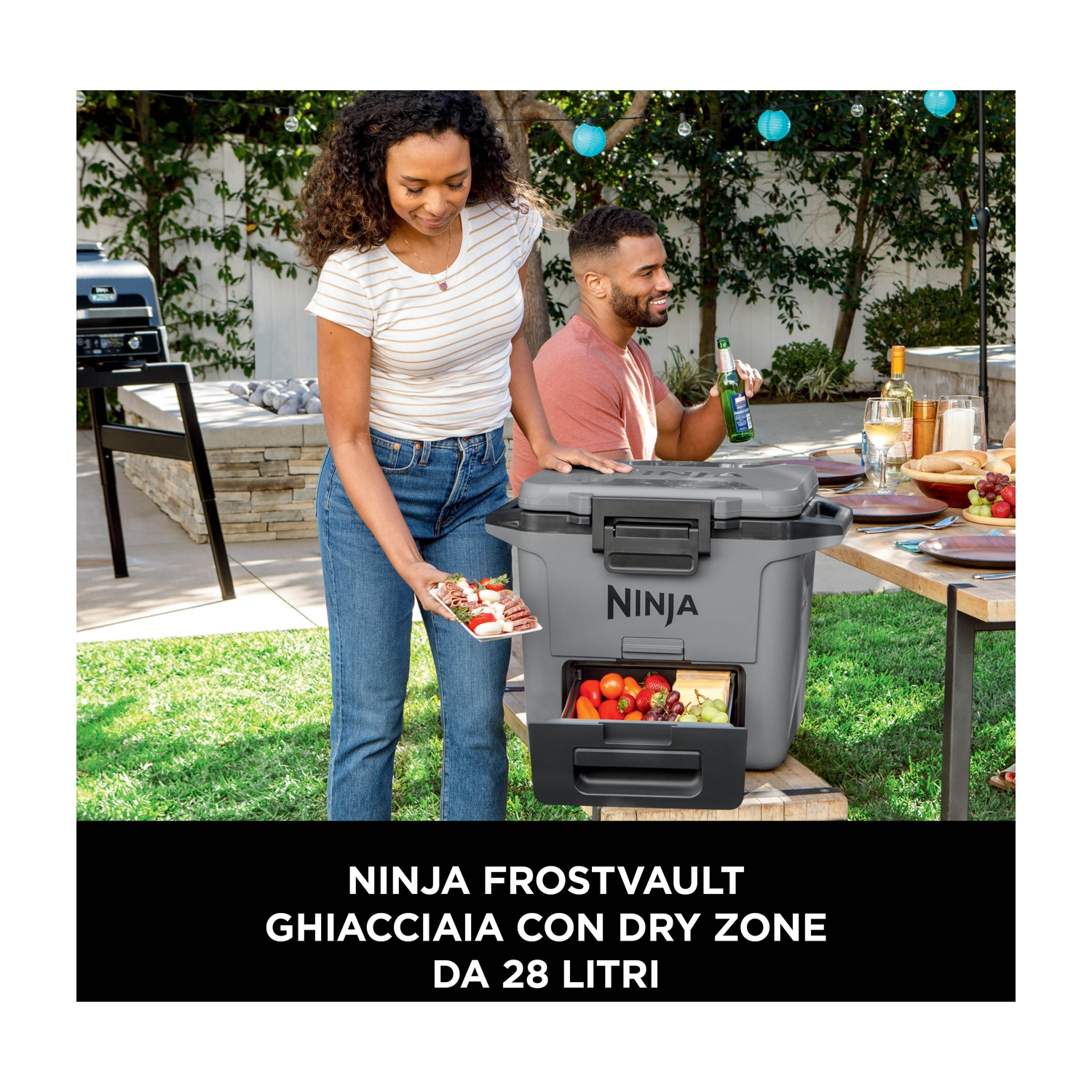 Donna con vassoio cibo, uomo con birra, accanto a frigorifero grigio, erba.