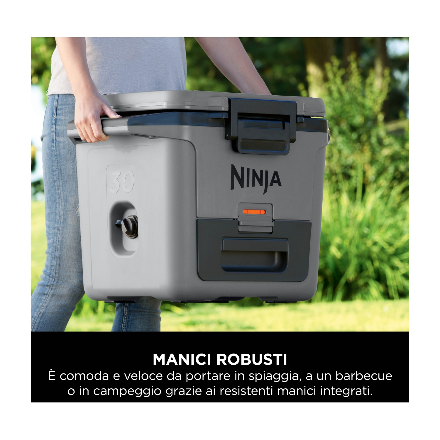 Persona che trasporta un frigorifero grigio. Logo Ninja sul fronte. Erba verde sullo sfondo.