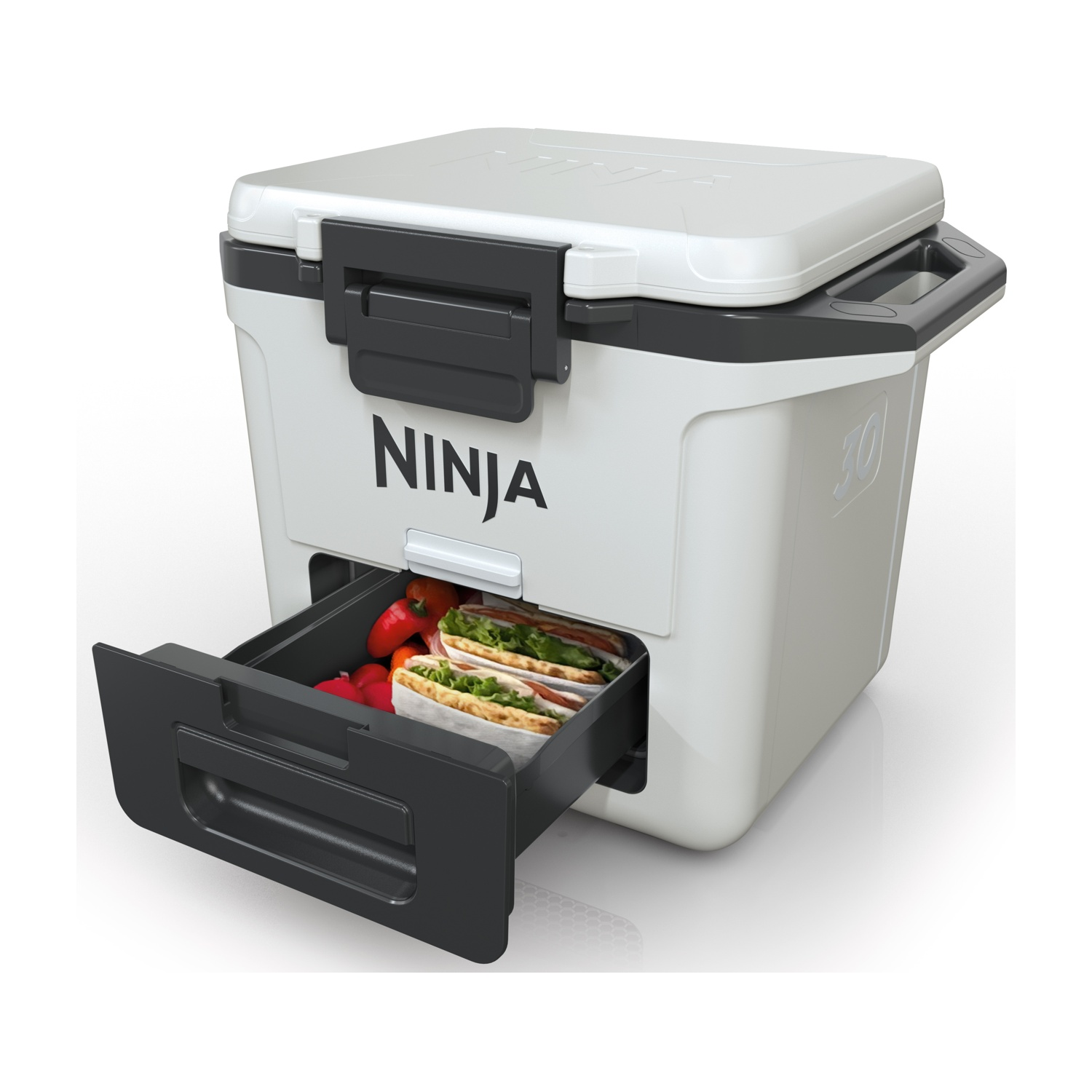 Frigorifero bianco con un cassetto pieno di cibo. Ha maniglie nere e la parola 'NINJA' è visibile.