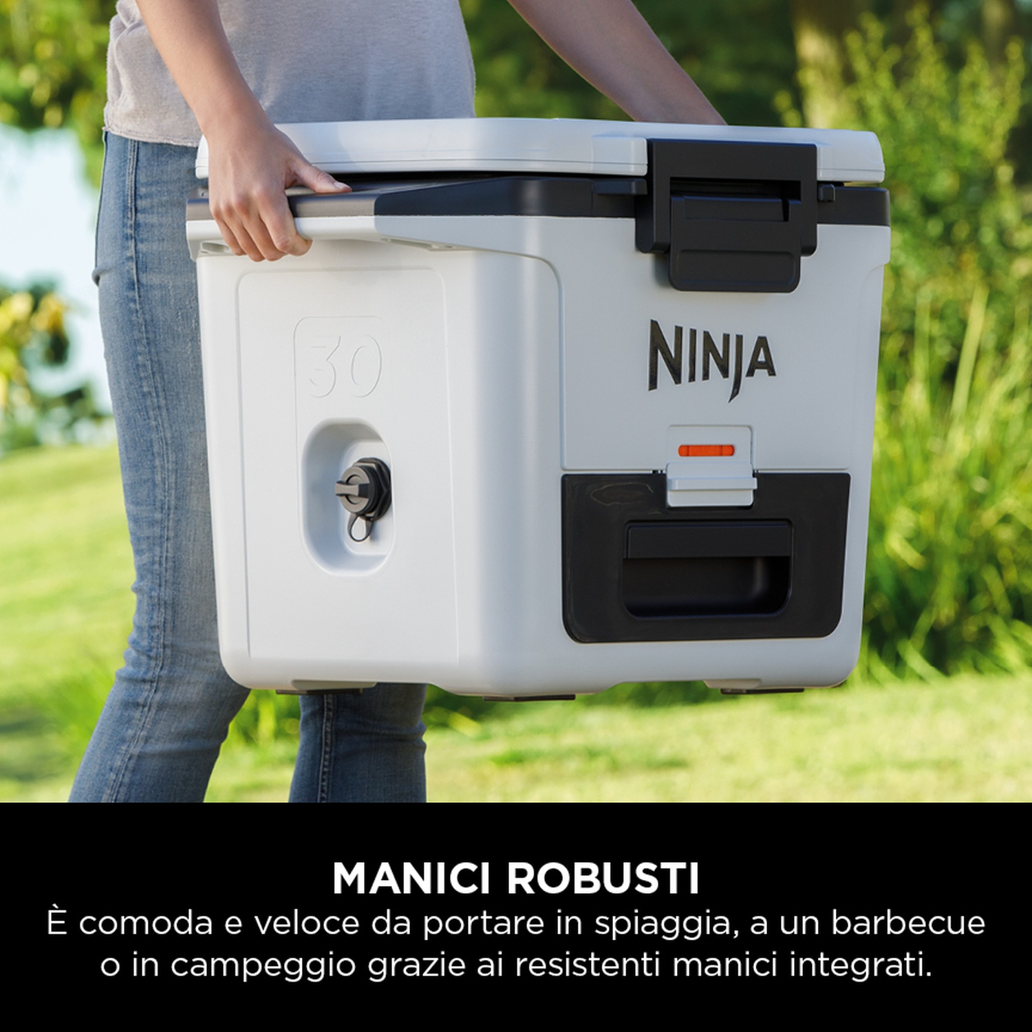 Frigorifero bianco tenuto da una persona, maniglie nere, logo Ninja.