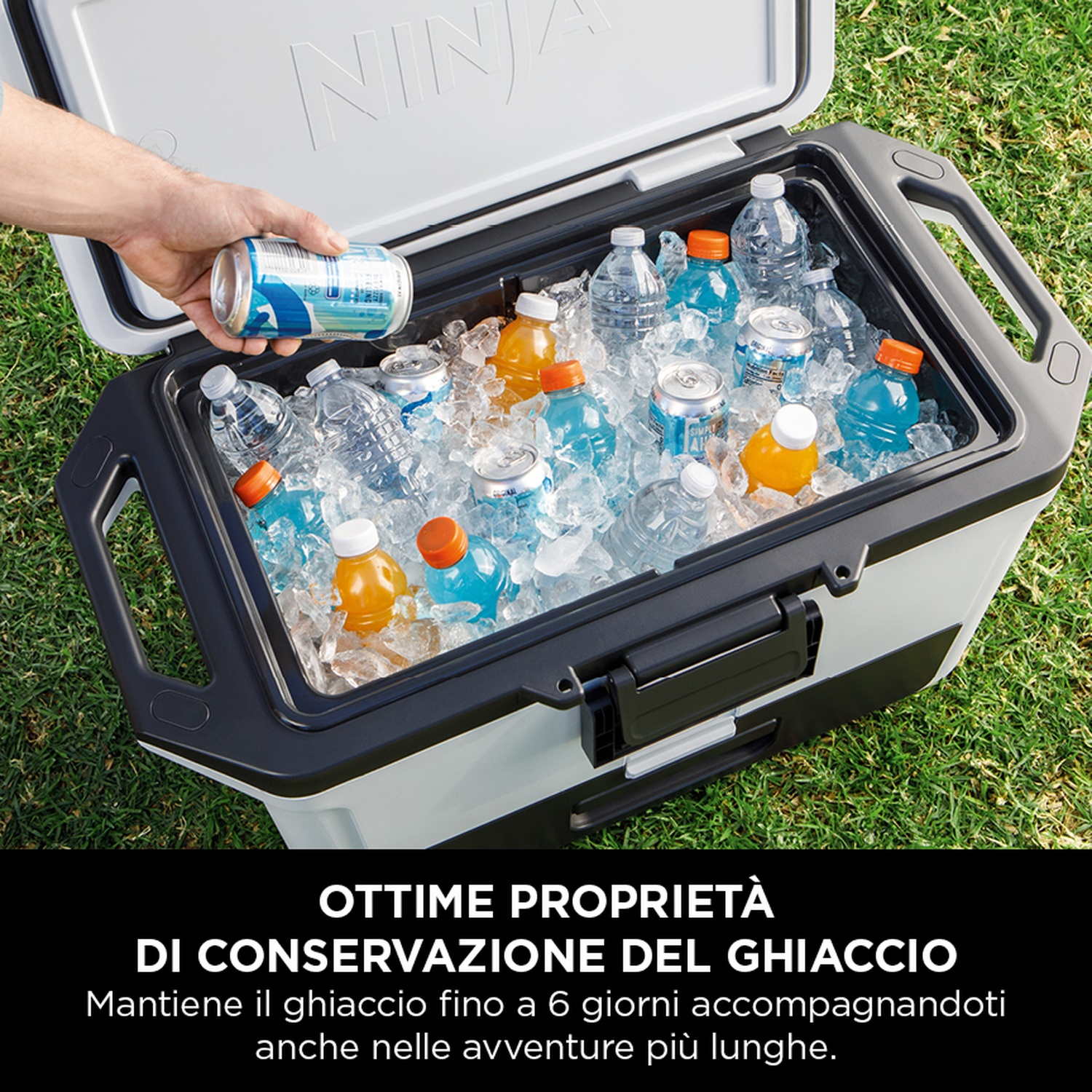 Una ghiacciaia con ghiaccio, bevande e bottiglie. Una persona sta mettendo una lattina dentro.