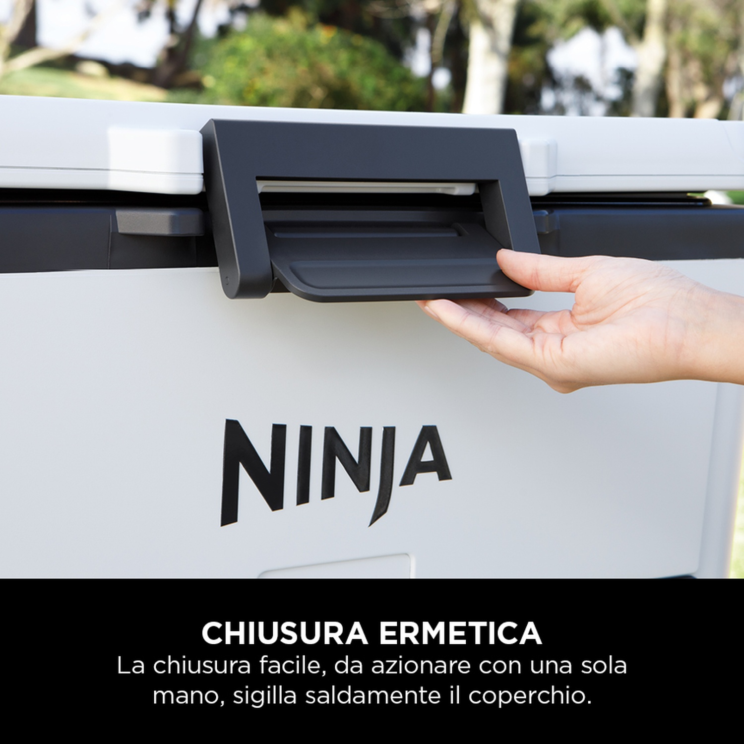 Una mano apre una ghiacciaia bianca con una maniglia nera.