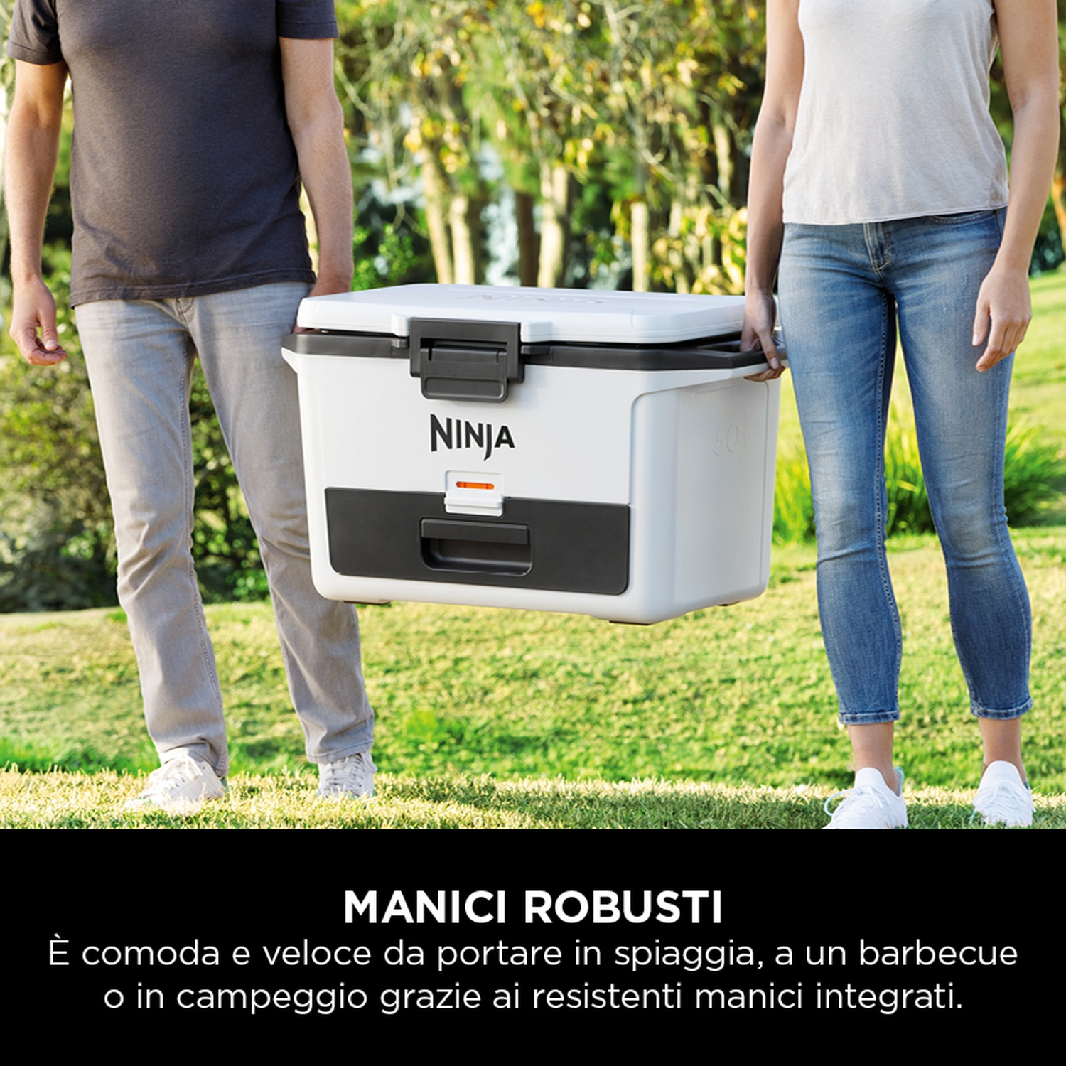 Due persone che trasportano un refrigeratore Ninja bianco e nero. Il refrigeratore ha maniglie robuste.