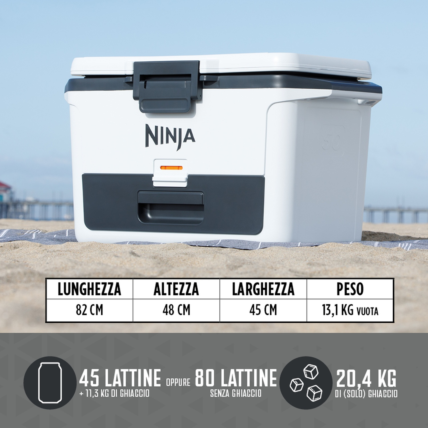 Un refrigeratore Ninja bianco con dettagli neri. Il refrigeratore è sulla sabbia. Ci sono misure sul refrigeratore.
