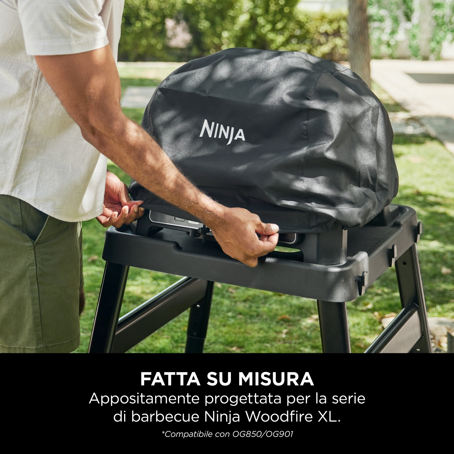 Una persona che copre una griglia con una copertura nera. La copertura ha il logo Ninja.