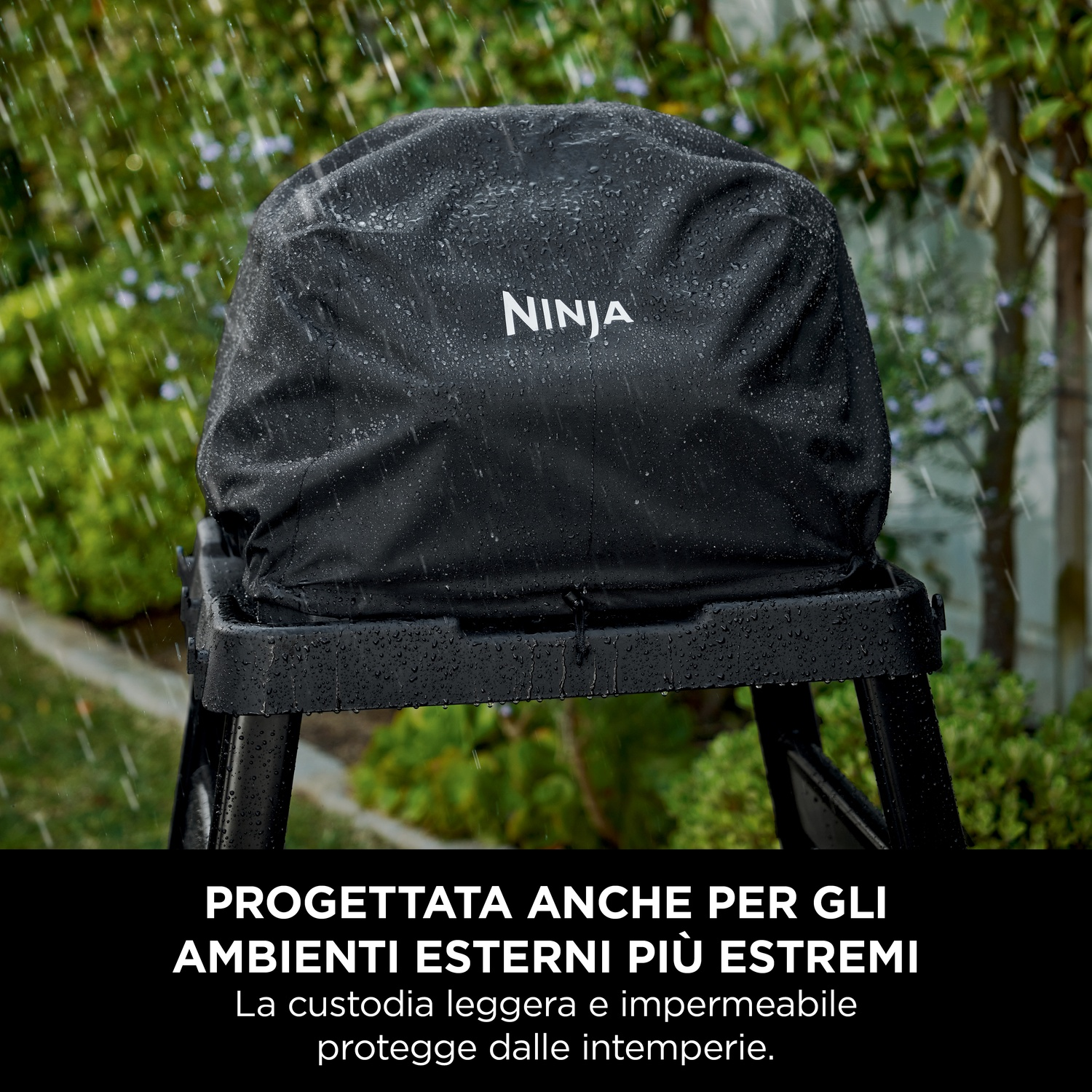 Una griglia coperta con una copertura nera sotto la pioggia. La copertura ha il logo Ninja.