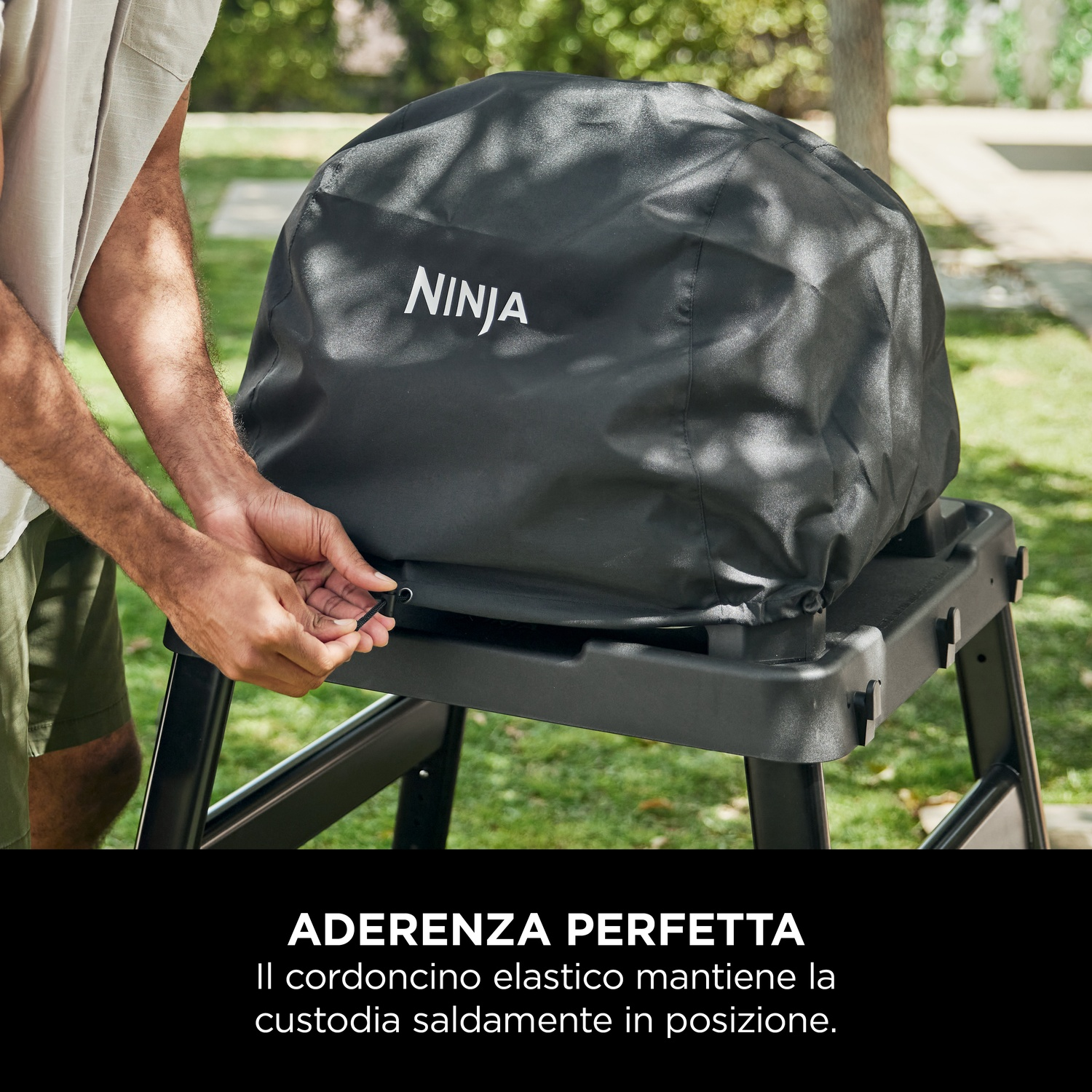 Una persona sta stringendo il cordino di una copertura nera per la griglia. Il logo Ninja è visibile.