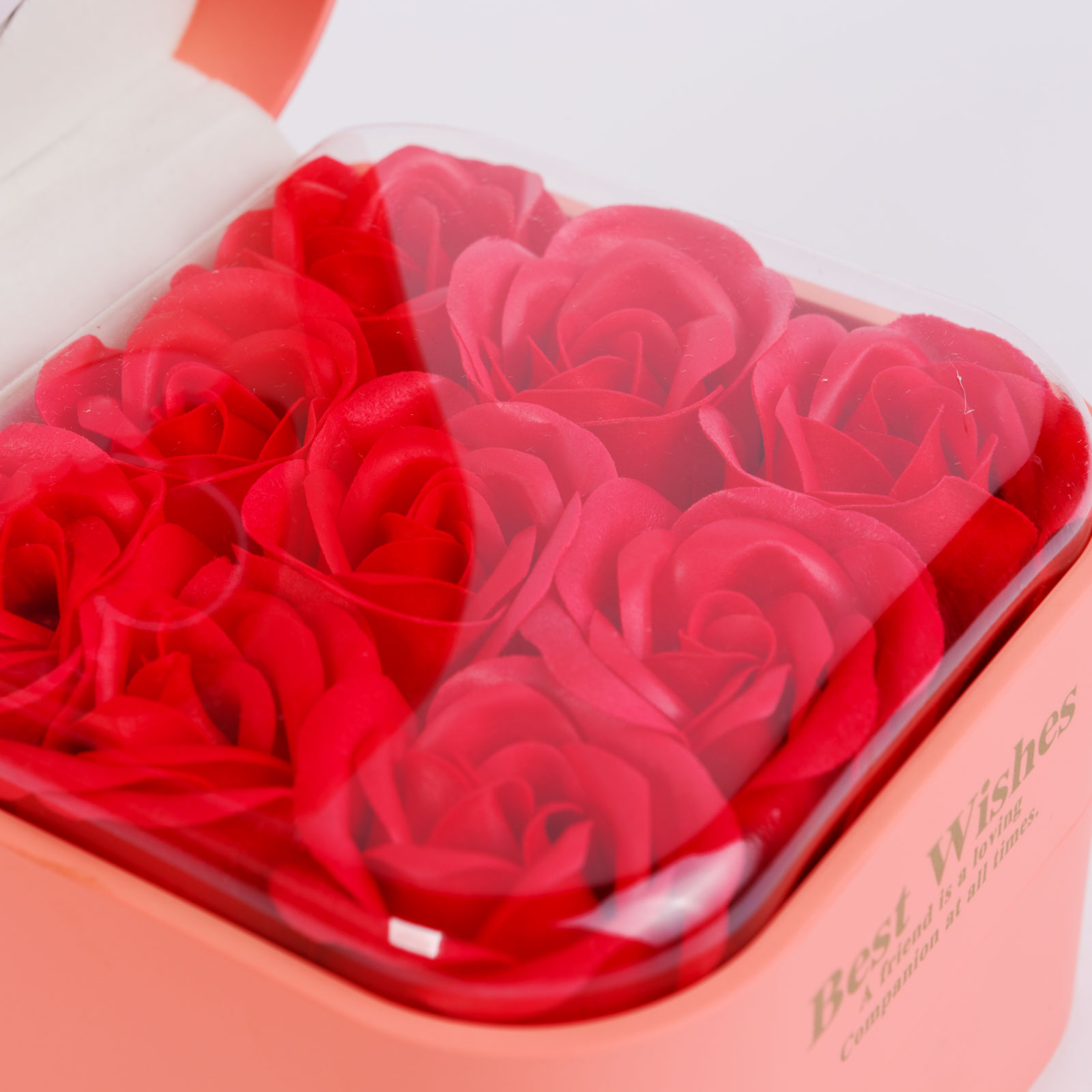 Egy doboz piros rózsa alakú szappan, átlátszó tartóban.