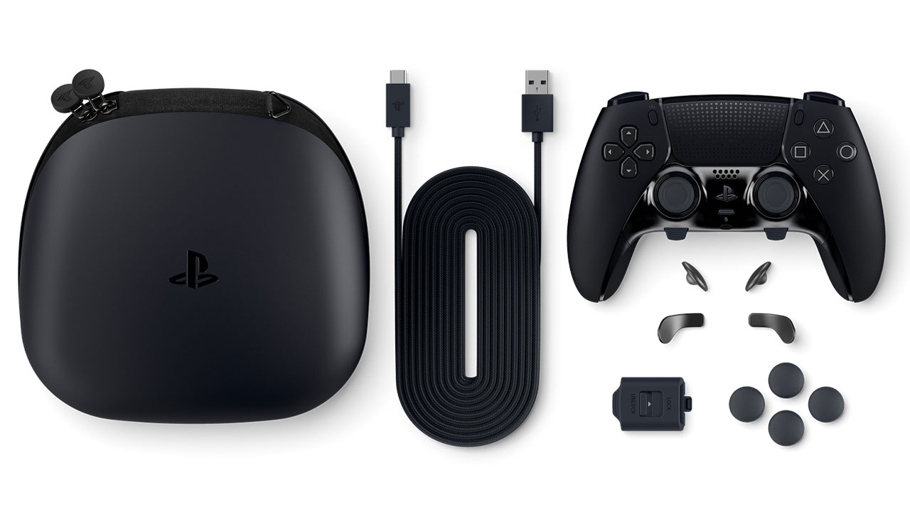 Mando de juego negro con accesorios. Incluye una funda negra, un cable de carga y botones extra.