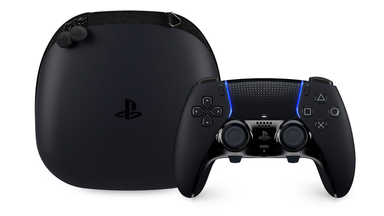 Controlador de PlayStation negro con una funda de transporte negra.