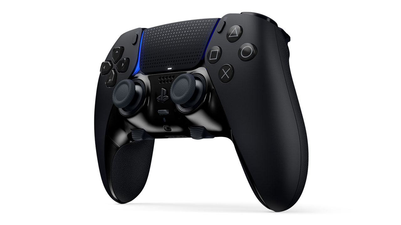 Controlador negro de PlayStation con botones y joysticks sobre fondo blanco.