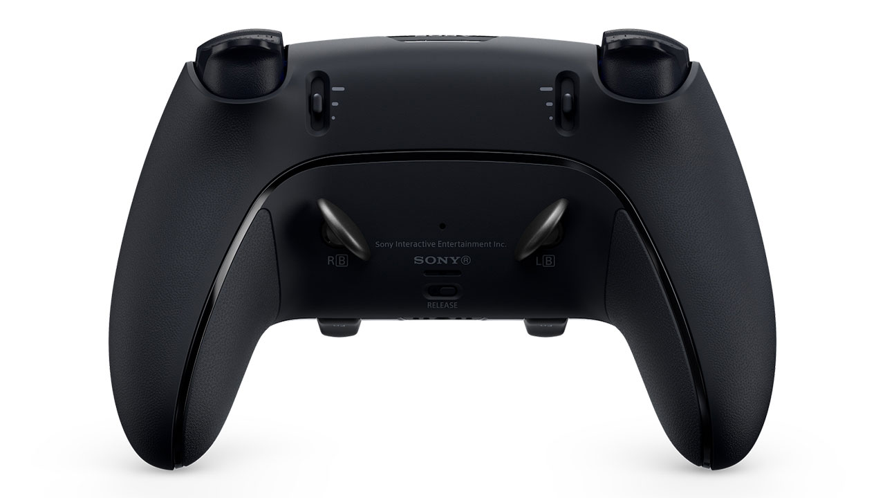 Mando negro de PlayStation 5, con botones y gatillos visibles en la parte trasera.