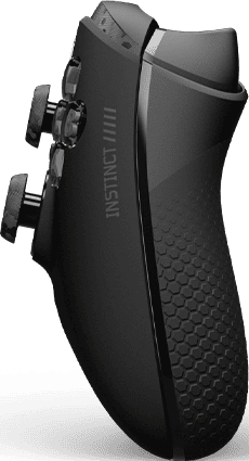 Schwarzer Gamecontroller. Hat strukturierte Grifffläche, Knöpfe und Joysticks. Das Wort 'INSTINCT' ist sichtbar. Vor schwarzem Hintergrund.
