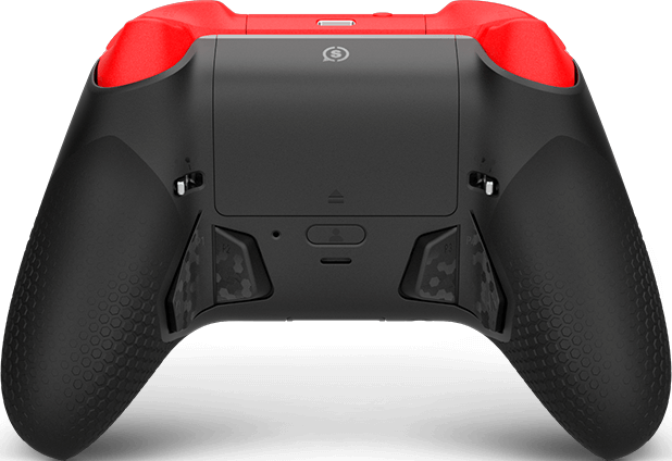 Rückansicht eines schwarz-roten Gamecontrollers. Details umfassen strukturierte Griffe, Knöpfe und ein Batteriefach.