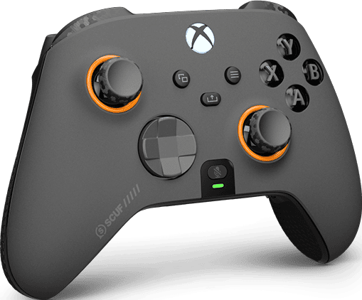 Ein grauer Xbox-Controller mit orangefarbenen Akzenten um die Joysticks. Er hat schwarze Tasten, ein Steuerkreuz und ein grünes Licht.