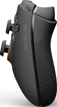 Ein schwarzer und grauer Gamecontroller. Er hat zwei Analogsticks, Knöpfe und einen strukturierten Griff mit dem Wort 'INSTINCT'.