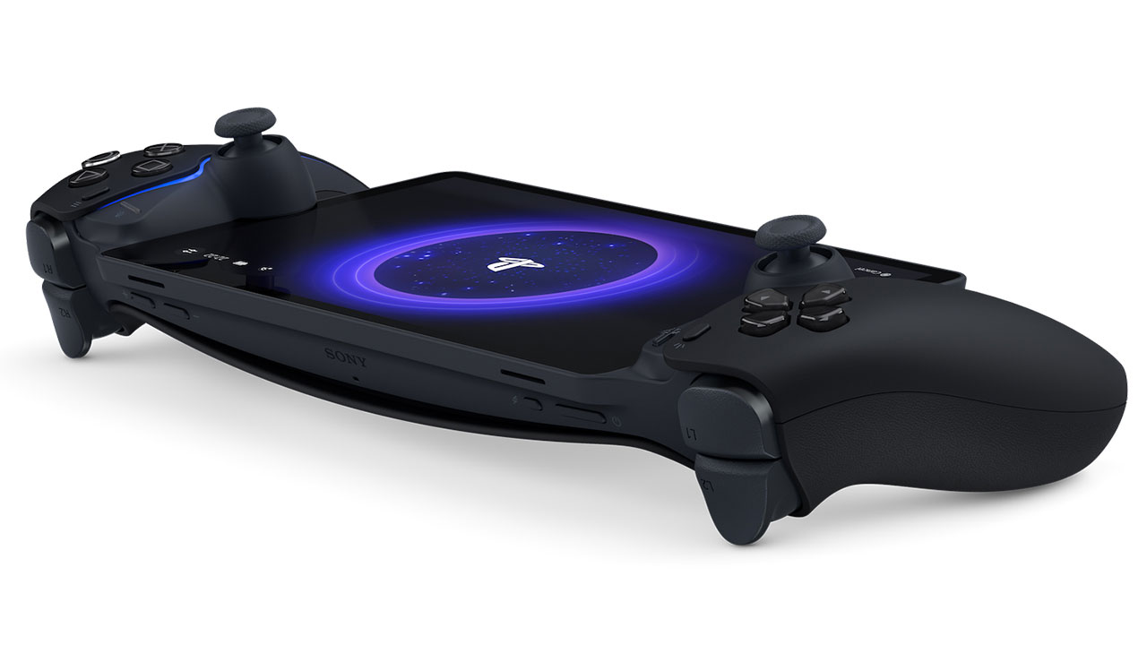 Un dispositivo PlayStation Portal negro en ángulo, con mandos a cada lado de la pantalla.