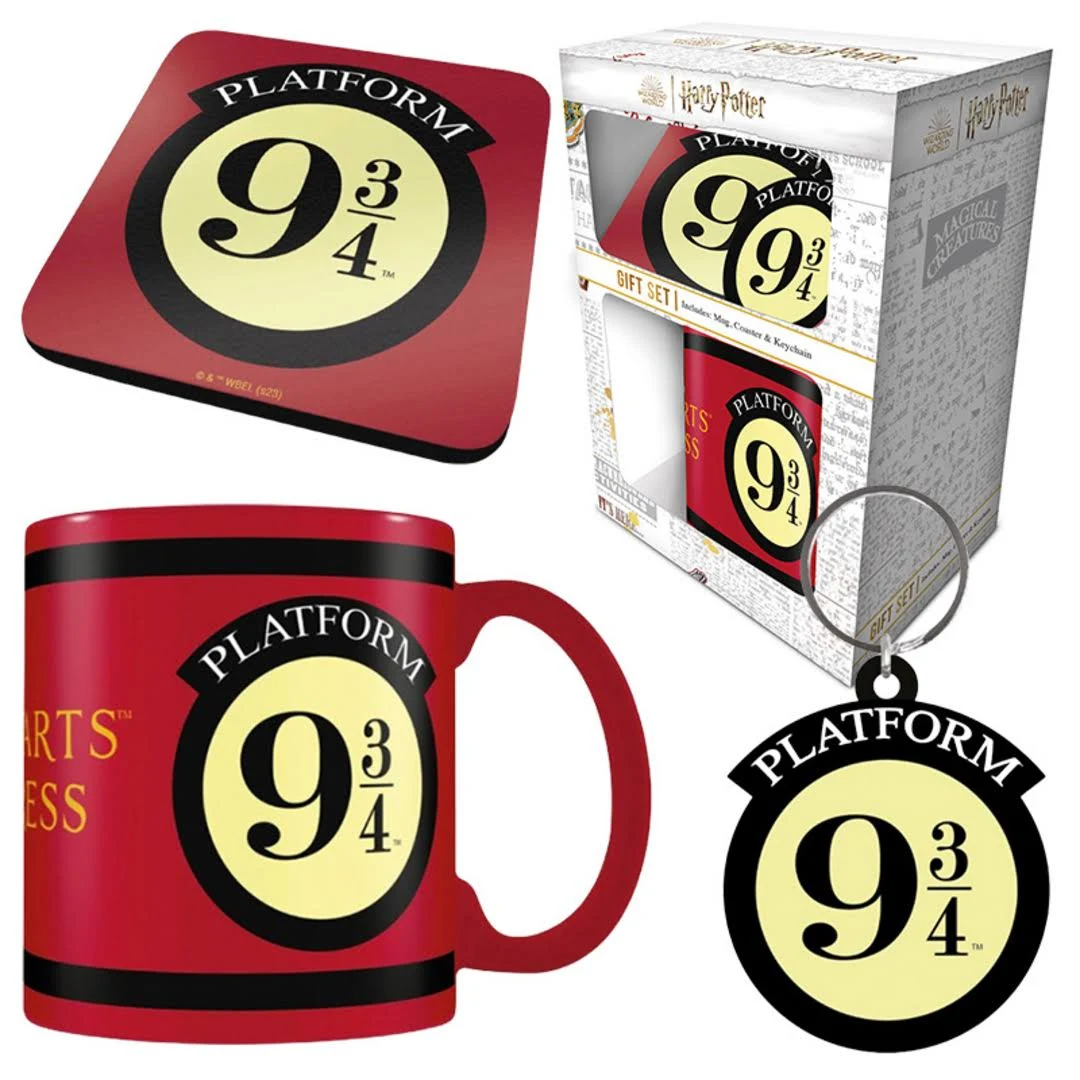 Un conjunto de artículos temáticos de Harry Potter Plataforma 9 3/4: taza, posavasos, llavero y caja de regalo.
