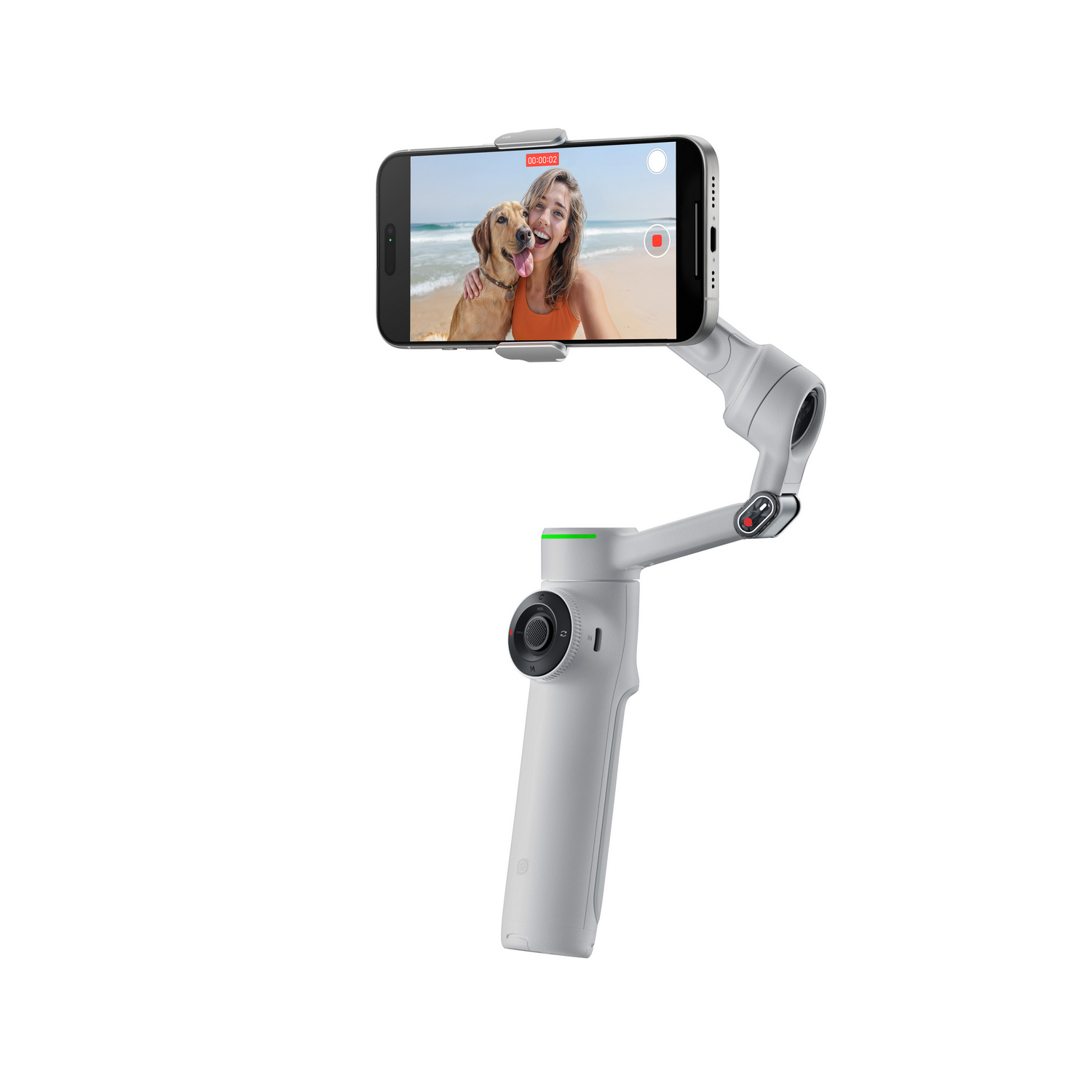 Smartphone en un gimbal blanco filmando a una mujer y un perro.